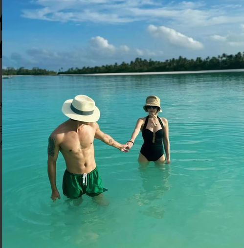 姜潮携家人马尔代夫度假,夫妻俩水中嬉戏秀身材,甜得像度蜜月