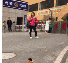 搞笑gif妹子你是有多热呢,拿着水管来冲凉