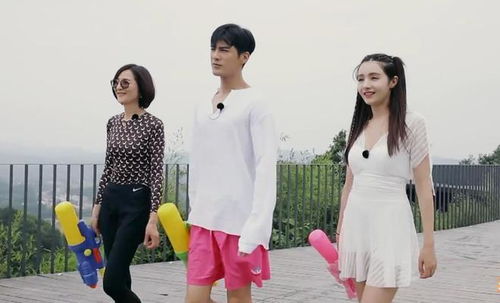 麦迪娜和婆婆一起穿泳装,气质输掉了太多,差距全在肩上了