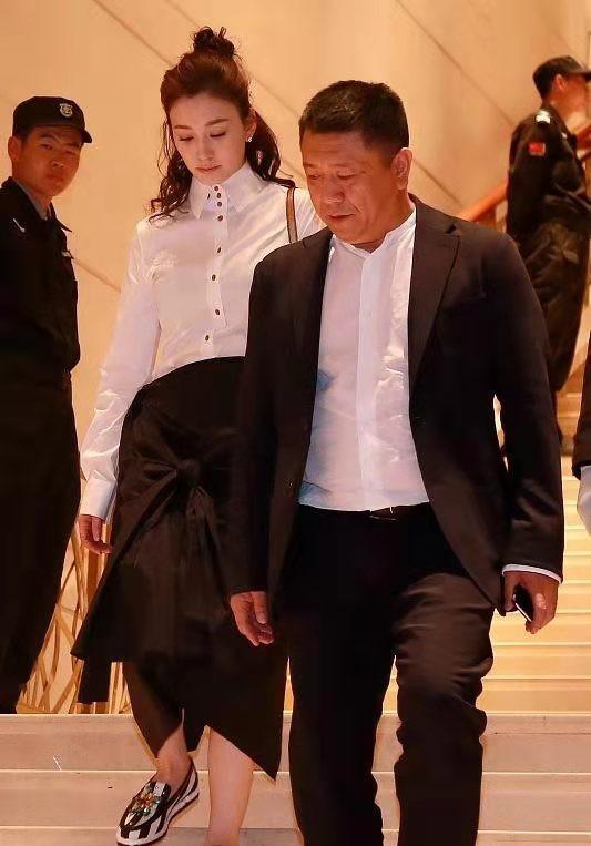 李小冉老公罕露面,一身正装太有霸总气,她甜美扎发还像是热恋期