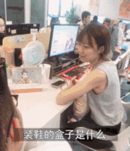 搞笑gif趣图凭实力单身的小伙子就是这么有自信,就连回答都出人意料