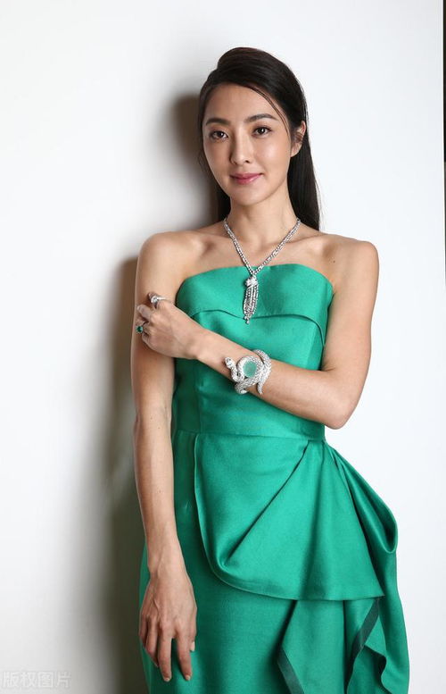 曹格妻子吴速玲,穿白色开胃裙拍写真,生俩娃身材依然丰盈