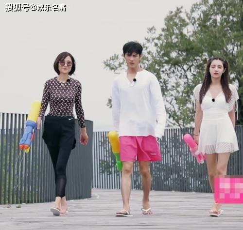 姜潮麦迪娜带妈妈去游泳,当婆媳俩换上泳衣出来,都羡慕姜潮了