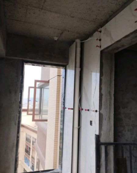 阳台层高导致楼上下水管被切立即停工修复