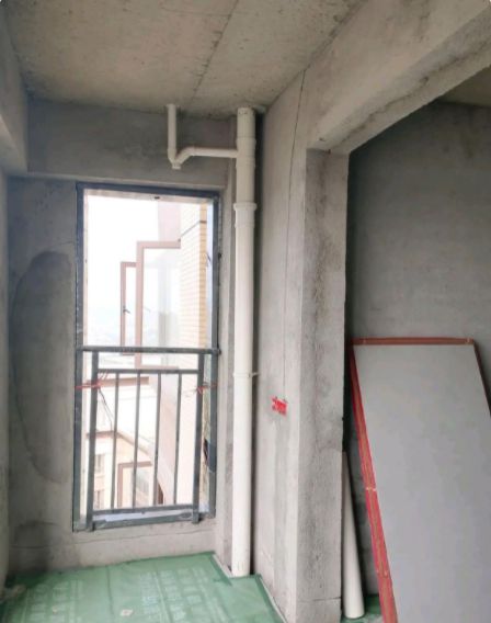 阳台层高导致楼上下水管被切立即停工修复